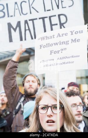 Seattle, USA. November 2015. Eine kaukasische weibliche BLM-Protesterin hält ein Zeichen von Trayvon Martin letzte Worte bei Black Lives Matter Rallye geschrieben. Stockfoto