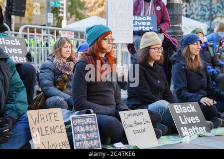 Seattle, USA. November 2015. Die weißen Demonstranten sitzen still und unterstützen die Bewegung Black Lives Matter. Stockfoto