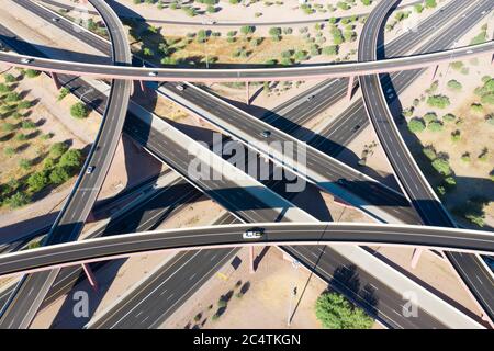 Luftaufnahme der SuperRedTan Autobahnkreuze von US Highway 60 und Arizona Loop 202 in Mesa Stockfoto