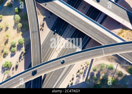 Luftaufnahme der SuperRedTan Autobahnkreuze von US Highway 60 und Arizona Loop 202 in Mesa Stockfoto