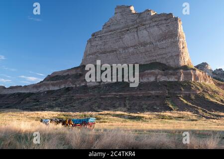 Überdachte Waggons im Mock unter dem Scotts Bluff National Monument entlang des berühmten Oregon Trail im Westen Nebraskas Stockfoto