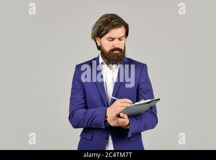 enterprise Resource Planning. erp-Berater Notizen machen. Unternehmensleitung mit Dokumenten arbeiten. Reife Mann in Jacke halten Office-Ordner. Business Intelligence Analyst. Stockfoto