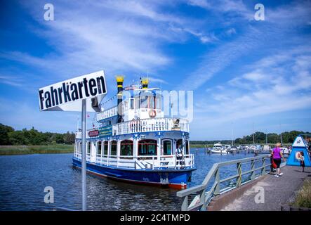 Prerow, Deutschland. Juni 2020. Der Raddampfer 'Baltic Star' legt im Hafen am Prerow Strom an. Die Hotels, Pensionen und Campingplätze in den Tourismusregionen Mecklenburg-Vorpommerns sind derzeit sehr gut ausgelastet. Quelle: Jens Büttner/dpa-Zentralbild/ZB/dpa/Alamy Live News Stockfoto