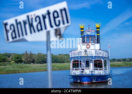 Prerow, Deutschland. Juni 2020. Der Raddampfer 'Baltic Star' legt im Hafen am Prerow Strom an. Die Hotels, Pensionen und Campingplätze in den Tourismusregionen Mecklenburg-Vorpommerns sind derzeit sehr gut ausgelastet. Quelle: Jens Büttner/dpa-Zentralbild/ZB/dpa/Alamy Live News Stockfoto