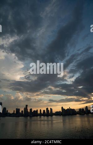 Die Sonne ging über dem Hudson River und Jersey City nach einem kurzen, aber heftigen Gewitter unter. Juni 28, 2020 Stockfoto