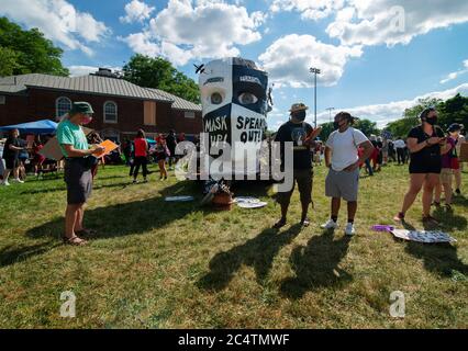 Hunderte versammelten sich am 19. Juni (Juni) im Town Field Park im Stadtteil Dorchester von Boston Massachusetts. 2020 Stockfoto