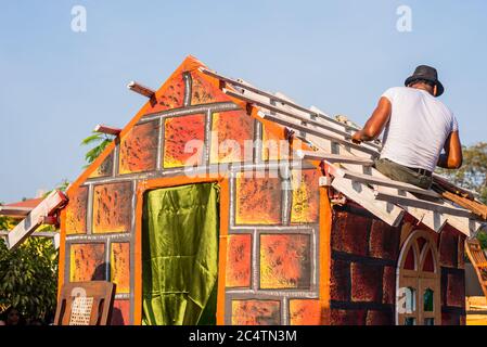 GOA, INDIEN - 23. Feb 2020: Margao,Goa/Indien- 23 2020. Feb: Festwagen und Figuren während der Karnevalsfeiern in Goa, Indien/ Touristenbesichtigen Stockfoto