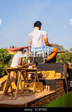 GOA, INDIEN - 23. Feb 2020: Margao,Goa/Indien- 23 2020. Feb: Festwagen und Figuren während der Karnevalsfeiern in Goa, Indien/ Touristenbesichtigen Stockfoto