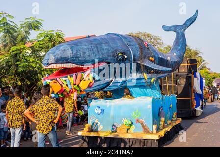 GOA, INDIEN - 23. Feb 2020: Margao,Goa/Indien- 23 2020. Feb: Festwagen und Figuren während der Karnevalsfeiern in Goa, Indien/ Touristenbesichtigen Stockfoto