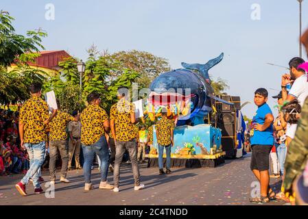 GOA, INDIEN - 23. Feb 2020: Margao,Goa/Indien- 23 2020. Feb: Festwagen und Figuren während der Karnevalsfeiern in Goa, Indien/ Touristenbesichtigen Stockfoto