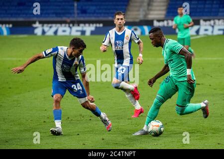 Barcelona, Spanien. Juni 2020. Victor Gomez (L) von RCD Espanyol tritt mit dem Real Madrid Vinicius Jr. (R) während eines Fußballspiels der spanischen Liga zwischen RCD Espanyol und Real Madrid am 28. Juni 2020 in Barcelona, Spanien, an. Quelle: Joan Gosa/Xinhua/Alamy Live News Stockfoto