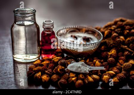 Nahaufnahme von DIY Shampoo zu Hause in einer Glasschale bestehend aus einigen Soapnut ell gemischt mit ätherischem Öl, Wasser und etwas Wasser gemacht. Stockfoto