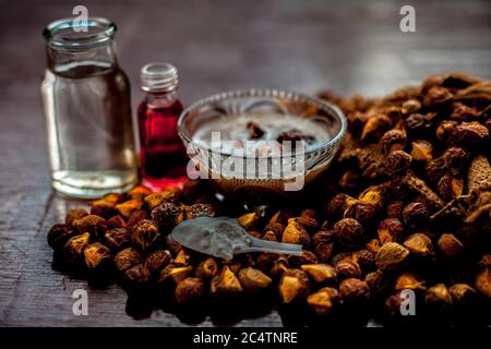 Nahaufnahme von DIY Shampoo zu Hause in einer Glasschale bestehend aus einigen Soapnut ell gemischt mit ätherischem Öl, Wasser und etwas Wasser gemacht. Stockfoto