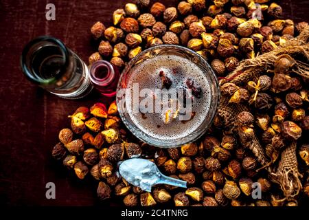 Nahaufnahme von DIY Shampoo zu Hause in einer Glasschale bestehend aus einigen Soapnut ell gemischt mit ätherischem Öl, Wasser und etwas Wasser gemacht. Stockfoto