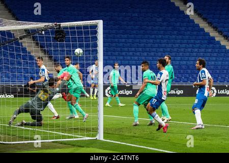 Barcelona, Spanien. Juni 2020. Thibaut Courtois (2. L) von Real Madrid rettet den Ball während eines Fußballspiels der spanischen Liga zwischen RCD Espanyol und Real Madrid am 28. Juni 2020 in Barcelona, Spanien. Quelle: Joan Gosa/Xinhua/Alamy Live News Stockfoto