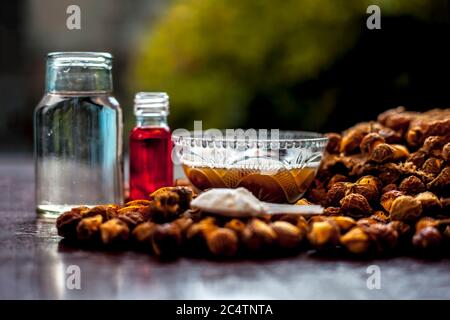 Nahaufnahme von DIY Shampoo zu Hause in einer Glasschale bestehend aus einigen Soapnut ell gemischt mit ätherischem Öl, Wasser und etwas Wasser gemacht. Stockfoto