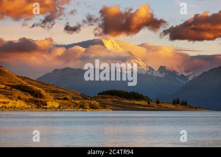 Blick auf den majestätischen Aoraki Mount Cook vom See Matheson, Neuseeland Stockfoto