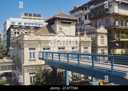 Eine Fußgängerüberbrücke vor Banaji Behram Atash, ein Parsee (Parsi) Feuertempel bei Marine Lines, Mumbai, Indien Stockfoto