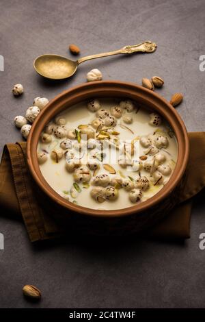 Makhana Kheer - leckere indische Süßes aus gerösteten Füchsnüssen oder geblasen Lotussamen oder Makhane, Milch und Zucker Stockfoto