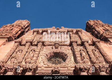 Low-Angle-Aufnahme der Cahedral Basilika von Zacatecas in Mexiko gegen einen blauen Himmel Stockfoto