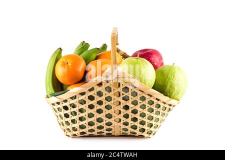 Orange, Guava, Banane und Apfel in Weidenkorb auf weißem Hintergrund Obst Gesundheit Lebensmittel isoliert Stockfoto