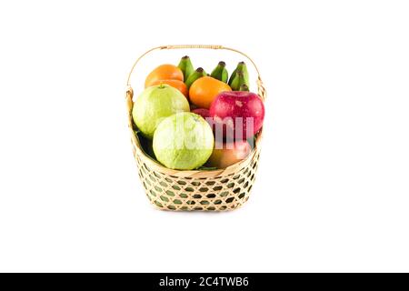 Zusammensetzung verschiedene frische Früchte Bambus Weidenkorb auf weißem Hintergrund Obst Gesundheit Lebensmittel isoliert Stockfoto