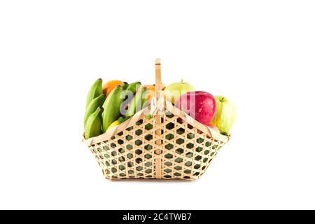 Orange, Guava, Banane und Apfel in Weidenkorb auf weißem Hintergrund Obst Gesundheit Lebensmittel isoliert Stockfoto