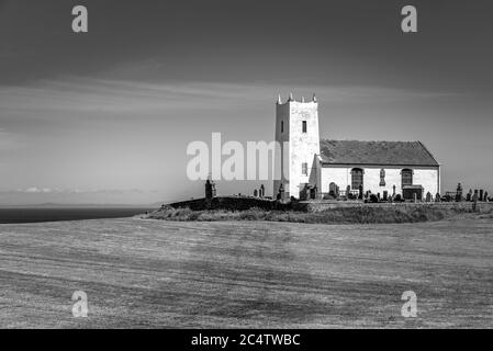 Ballintoy, Nordirland- 20. Jun 2020:die alte Kirche von Ballintoy of Ireland an der Antrim Küste in Nordirland, umgeben von einer alten Kirche Stockfoto