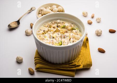 Makhana Kheer - leckere indische Süßes aus gerösteten Füchsnüssen oder geblasen Lotussamen oder Makhane, Milch und Zucker Stockfoto