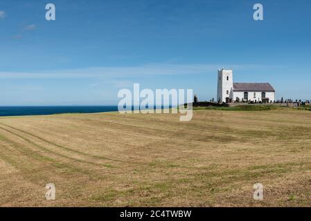 Ballintoy, Nordirland- 20. Jun 2020:die alte Kirche von Ballintoy of Ireland an der Antrim Küste in Nordirland, umgeben von einer alten Kirche Stockfoto