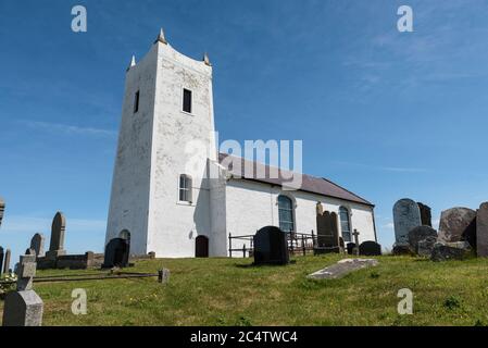 Ballintoy, Nordirland- 20. Jun 2020:die alte Kirche von Ballintoy of Ireland an der Antrim Küste in Nordirland, umgeben von einer alten Kirche Stockfoto