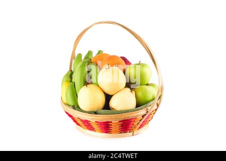 Zusammensetzung verschiedene frische Früchte wie Orange, chinesische Birne, Banane, roter Apfel und grünen Applein Bambus Weidenkorb auf weißem Hintergrund Obst er Stockfoto