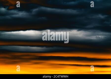 Dramatischer Sonnenuntergang Himmel mit dunklen Gewitter Wolken Stockfoto