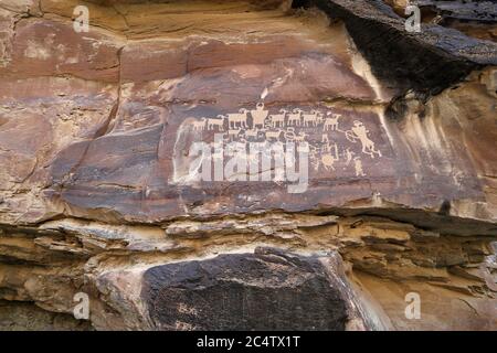 Alte Indianer Rock Petroglyph große Jagd Panel Utah 1501. Nine Mile Canyon, Utah. Die längste Kunstgalerie der Welt mit uralter einheimischer Kunst Stockfoto