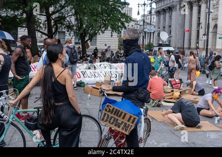 New York, Usa. Juni 2020. Demonstranten malen während der Demonstration Protestplakate.ähnlich wie die Occupy Wall Street Bewegung, die den Zuccotti Park monatelang übernahm, stellt die Gruppe jetzt Nahrungsmittel-, Medizin- und Informationsstationen zur Unterstützung der Demonstranten bereit, die bleiben wollen. Unter anderem fordern die Aktivisten die Definanzierung der Polizeibehörde. Kredit: SOPA Images Limited/Alamy Live Nachrichten Stockfoto