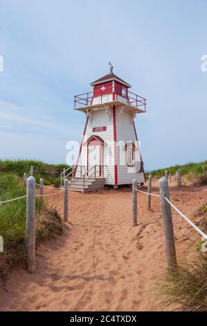 Covehead Harbour Lighthouse – ein historisches Gebäude von historischem Wert inmitten der Sanddünen des Prince Edward Island National Park of Canada. Stockfoto