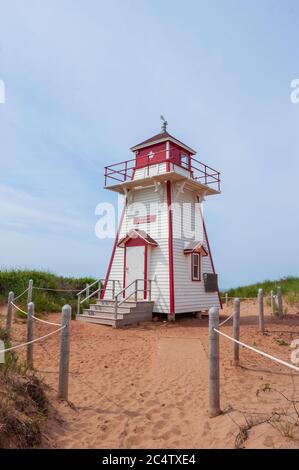 Covehead Harbour Lighthouse – ein historisches Gebäude von historischem Wert inmitten der Sanddünen des Prince Edward Island National Park of Canada. Stockfoto