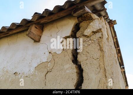 Ein großer gefährlicher Riss in der Wand des Hauses. Das Haus zerstören, den Alarmzustand. Nahaufnahme, Risse Stockfoto