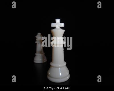 Schach fotografiert auf Porträt von schwarzem Hintergrund. Stockfoto