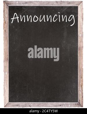 Vertikale Aufnahme einer schwarzen Tafel mit dem Wort „Ankündigung“ Oben geschrieben Stockfoto