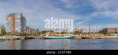 Panorama von Hochschiffen am Kai in Kiel Stockfoto