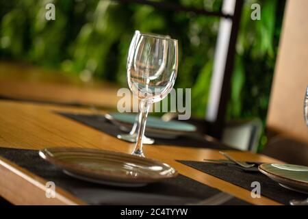 Nahaufnahme der Teller und Weingläser auf einem Restauranttisch Stockfoto