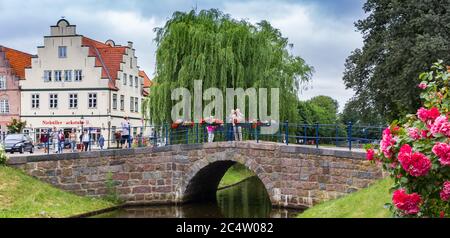 Panorama einer Brücke und Blumen am Kanal in Friedrichstadt Stockfoto