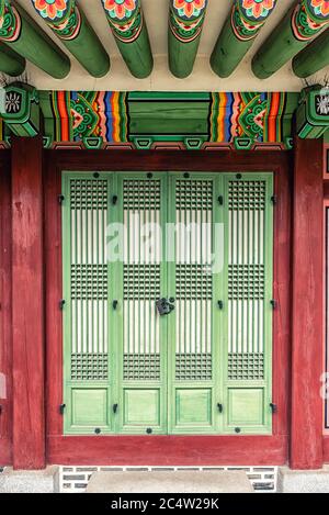 Abstrakte Türdetails im Changdeokgung Palace, UNESCO-Weltkulturerbe, Seoul, Südkorea, Asien Stockfoto