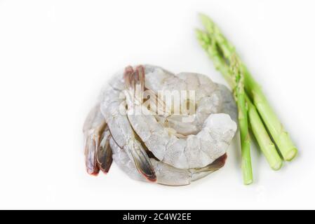 Spargel Garnelen Meeresfrüchte / frische rohe Garnelen Garnelen mit grünem Spargel auf weißem Hintergrund Stockfoto