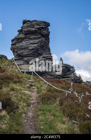 Vozka Hügel mit Felsformationen und Wanderweg in Jeseniky Berge in der Tschechischen republik Stockfoto