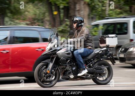 Belgrad, Serbien - 25. Juni 2020: Reifer Mann auf einem Motorrad auf der belebten Straße der Stadt Stockfoto