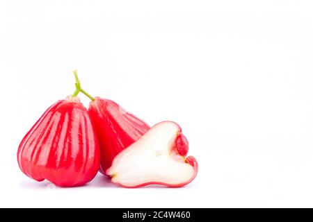 Roter Rosenapfel auf weißem Hintergrund gesunde Rose Apfel Obst Essen isoliert Stockfoto