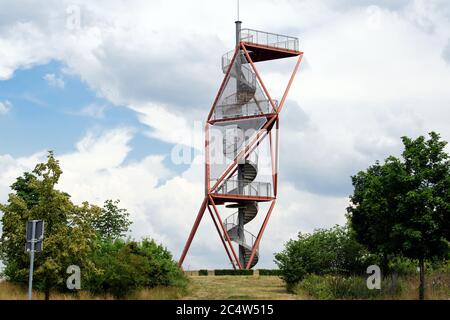 26. Juni 2020, Brandenburg, Spremberg/OT Haidemühl: Der Aussichtsturm im Bezirk Haidemühl im Bezirk Spree-Neisse. Die obere Aussichtsplattform des 2006 erbauten Turms ist 18 Meter hoch und über 90 Stufen erreichbar. Foto: Soeren Sache/dpa-Zentralbild/ZB Stockfoto