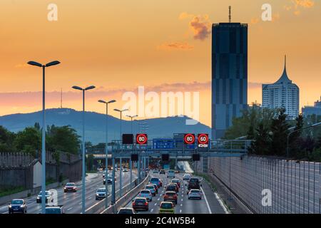 Wien, Wien: Autobahn A22 Donauuferautobahn, Berg Kahlenberg, DC Tower 1, Autos, Sonnenuntergang 22. Donaustadt, Wien, Österreich Stockfoto